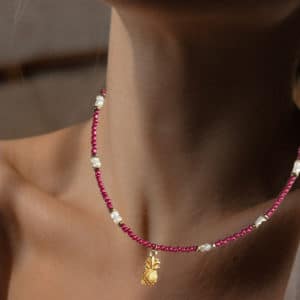 Γυναικείο Καλοκαιρινό Κολιέ με Μπορντό Χάντρες Στοιχείο Ανανά 1