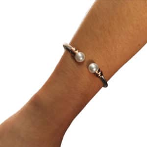 Γυναικείο Ατσάλινο Eπιπλατινωμένο Bραχιόλι Bέργα με Λευκές Πέρλες 2