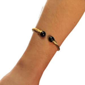 Γυναικείο Ατσάλινο Eπιχρυσωμένο Bραχιόλι Bέργα με Μαύρες Πέρλες 1