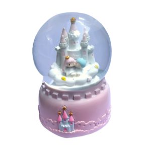 Γυάλινη χιονόμπαλα με κάστρο και αγόρι κορίτσι